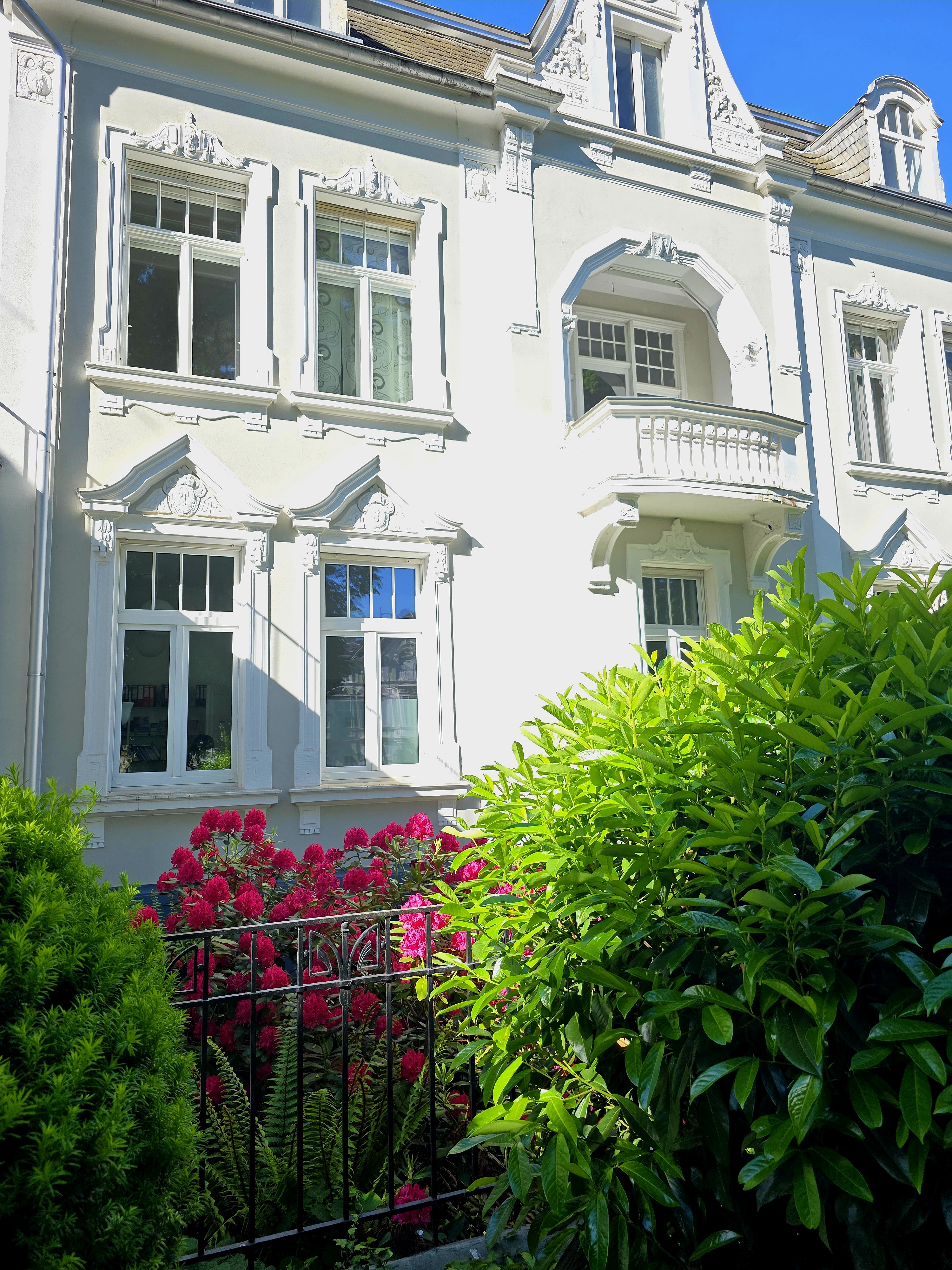 Praxisgarten mit Rhododendron